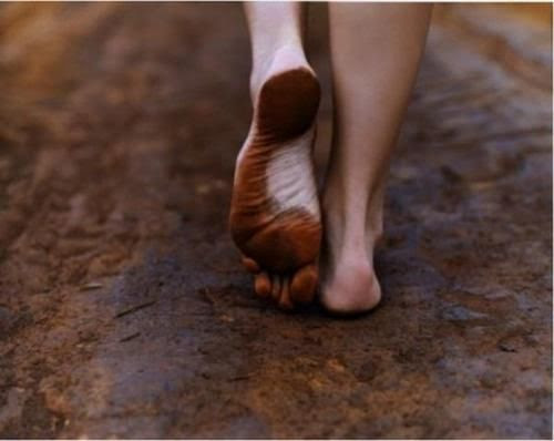 0439f8e25c2552835f90ed80108b7117--walking-barefoot-going-barefoot