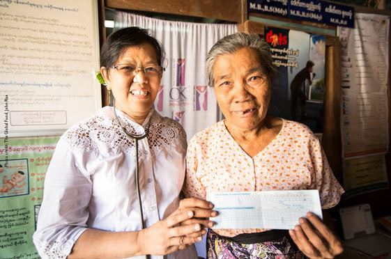 Sun Clinic volunteer Cherry Moe provides treatment for patients in urban and peri-urban areas in Burma. Photo credit: John Rae, The Global Fund.