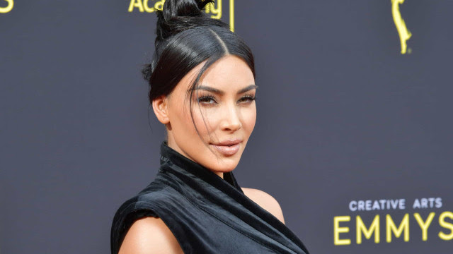 Kim Kardashian escolhe modelo excêntrico com máscara para trabalhar