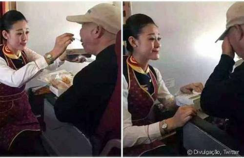 Uma aeromoça da Hainan Airlines ajudou um senhor com necessidades especiais a se alimentar durante uma refeição a bordo