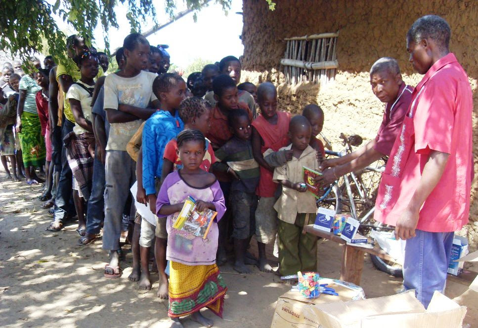 http://www.accionverapaz.org/images/accionverapaz/proyectos/ayuda_mozambique/Distribuicao_Mat_escol.jpg