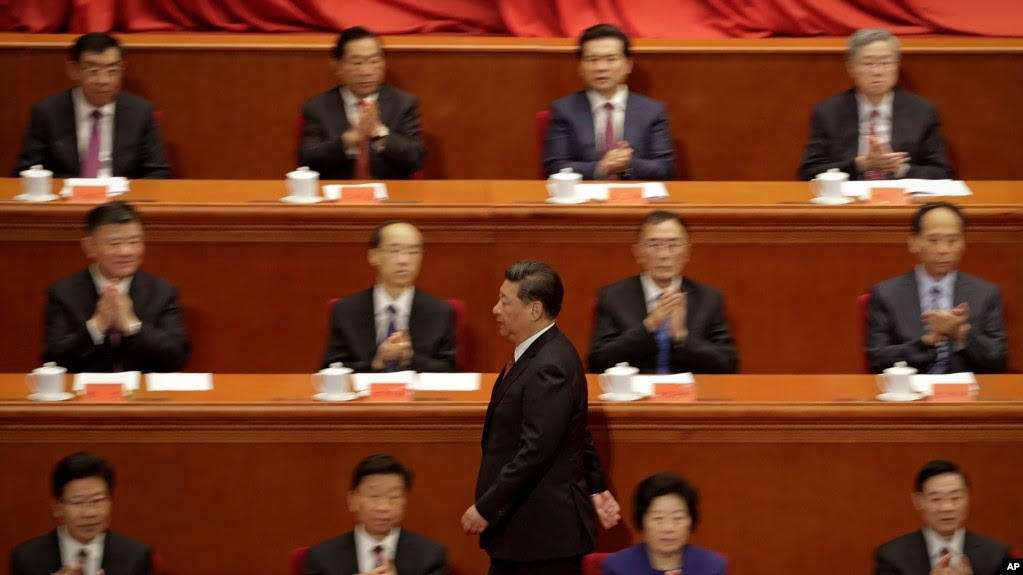 中國國家主席習近平在北京人民大會堂舉行的解放軍建軍90週年大會上。 在人們的掌聲中走向講台，發表講話(2017年8月1日)。