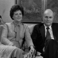 Mother of would-be Reagan assassin dies at 95