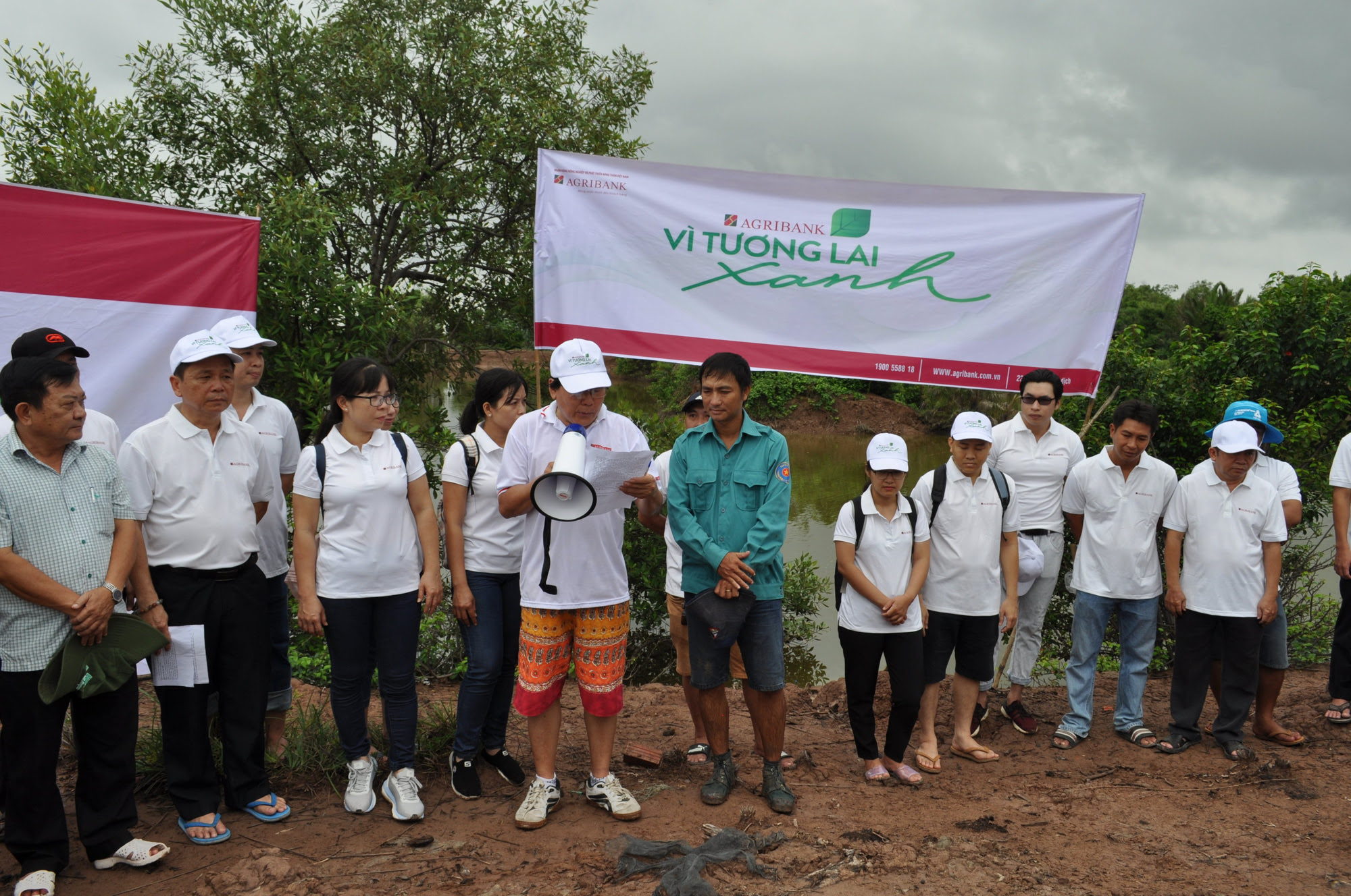 Agribank Trà Vinh trồng mới 1.700 cây xanh khu vực rừng phòng hộ ven biển - Ảnh 1.