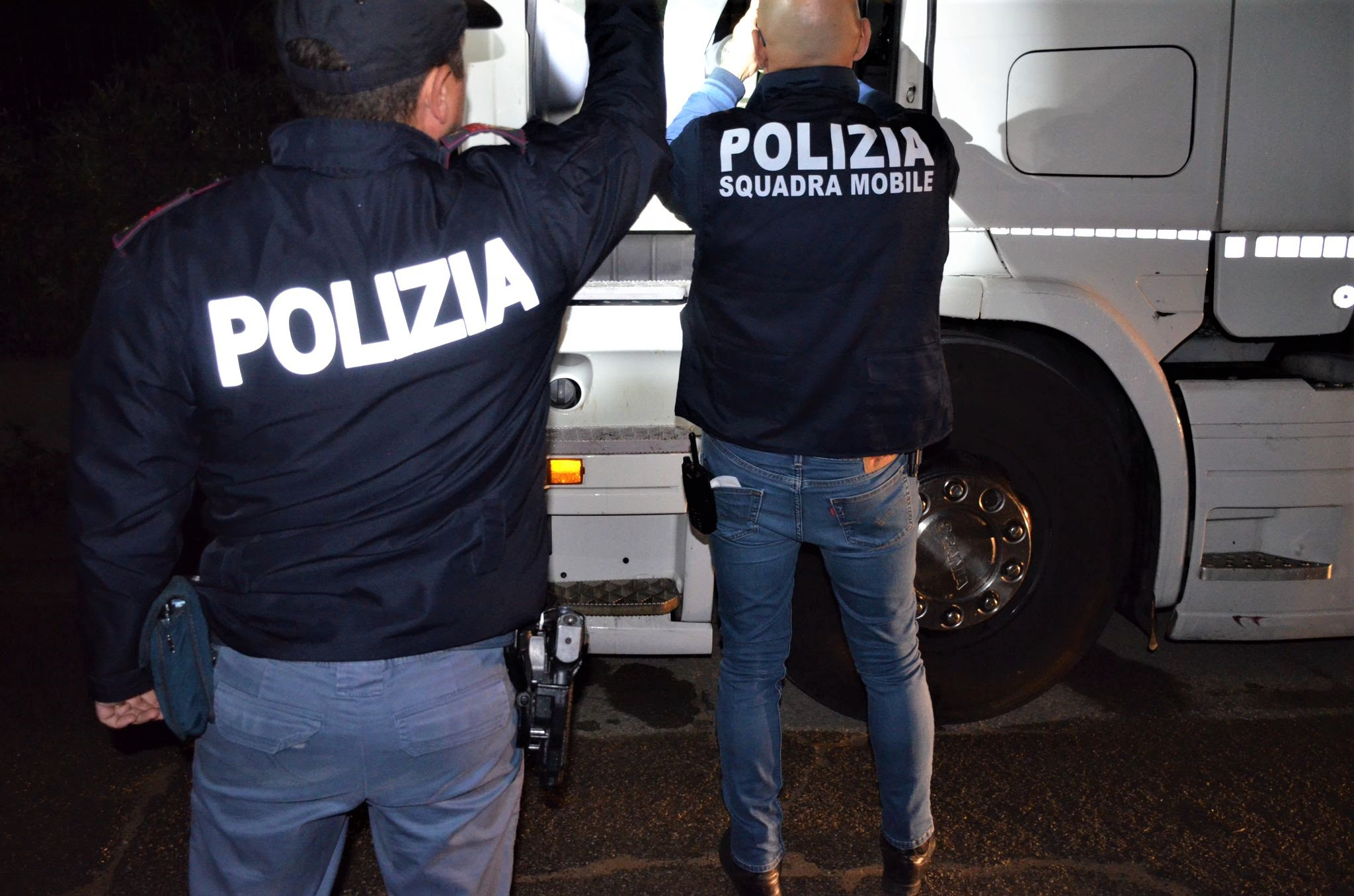 Caltanissetta, operazione “mare aperto”: la Polizia di Stato esegue 18 misure cautelari per associazione per delinquere finalizzata al favoreggiamento dell’immigrazione clandestina.