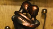 statue-couple-kissing_759_jeremy-arcarola-flickr