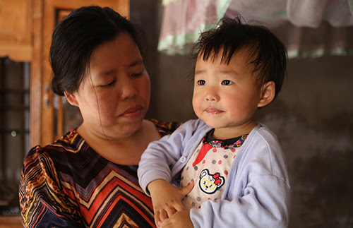 Chị Yến bên người con gái thứ hai (4 tuổi). Ảnh: Nguyễn Hải.