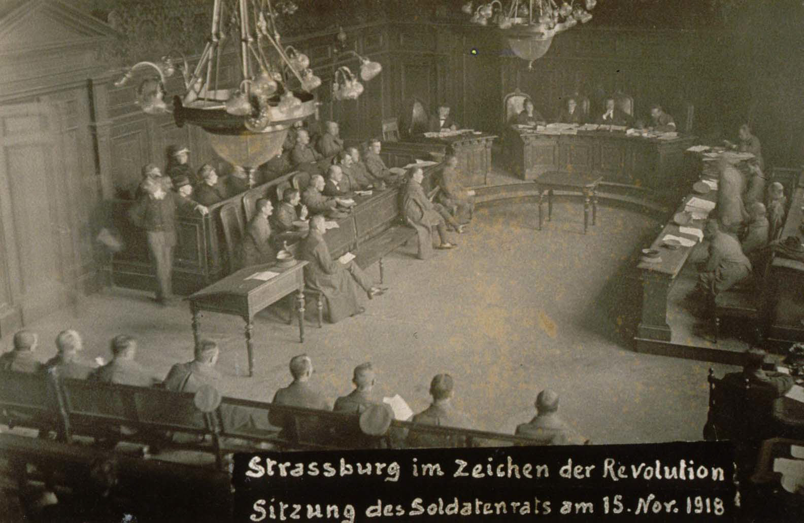 Conseil_des_soldats_a_Strasbourg_en_novembre_1918.jpg Conseil_des_soldats_a_Strasbourg_en_novembre_1918.jpg