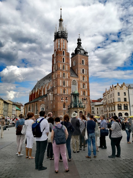 Walking tour through Old Town Krakow, St. Mary's Basilica