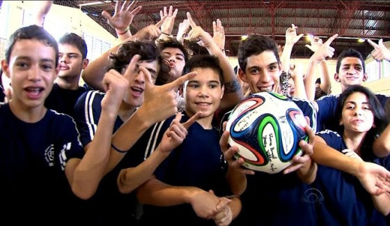 Alunos com deficiência auditiva da Escola Especial Concórdia brincam com a Brazuca, a bola da Copa