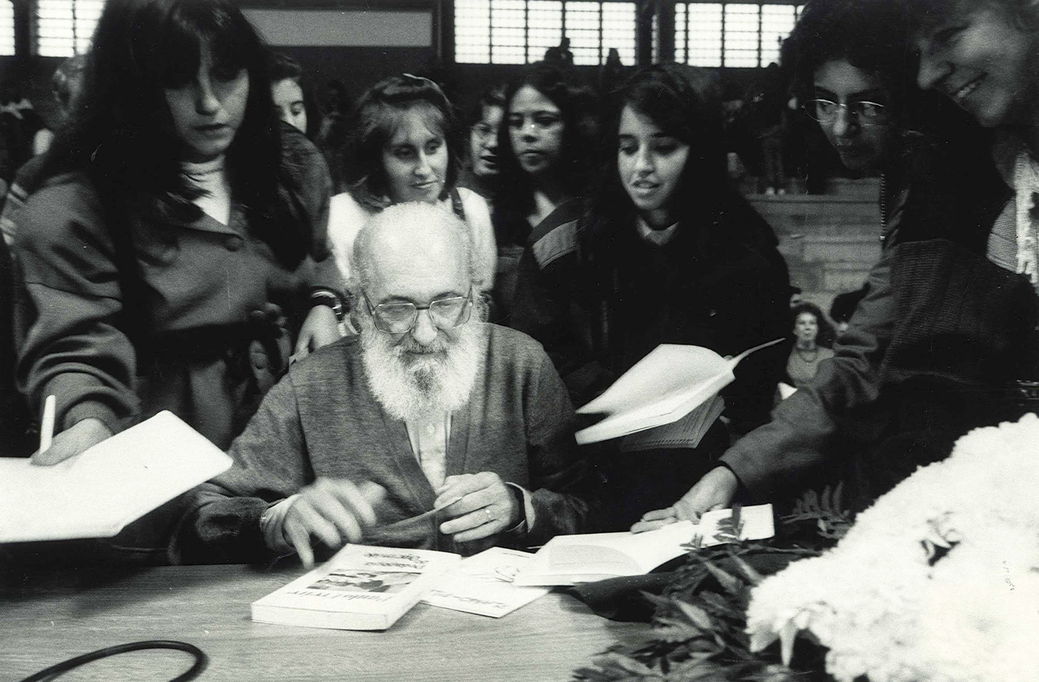 Três ideias de Freire são consideradas fundamentais: a educação não pode ser neutra, a educação é transformadora e a educação tem compromisso com a democracia