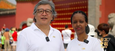 The first stop of "China on the Cloud – A Virtual Tour." He Wei (left), Chairman of He Eye Hospital Group and doctoral supervisor, and Liesse Gateka, a Burundian student, led the participants on a virtual tour of Shenyang Imperial Palace