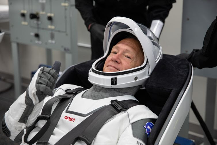 Kim Shiflett/Handout/Nasa via REUTERS Astronauta da Nasa Douglas Hurley tests sua vestimenta espacial na área de tripulação.