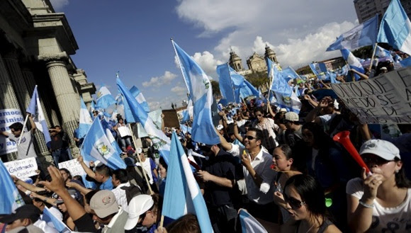 Los guatemaltecos ondearon banderas y corearon consignas en las que repudiaron la corrupción. | Foto: Reuters.
