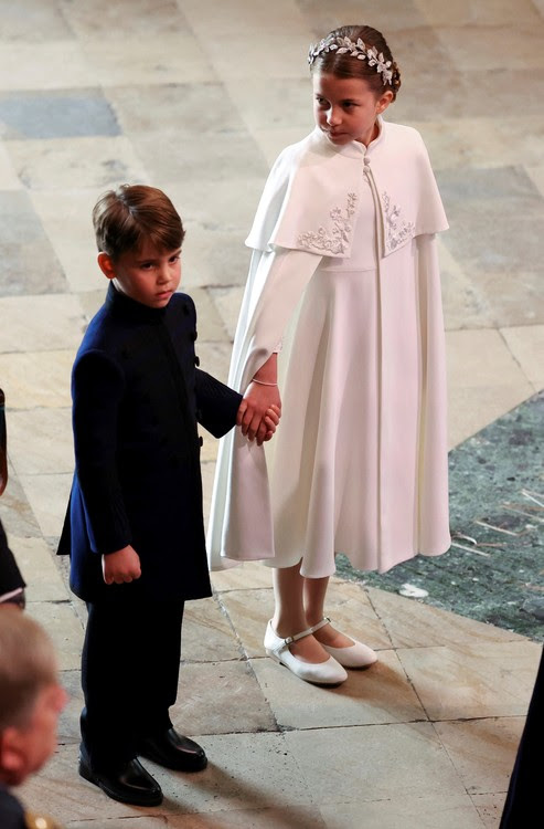 Hoàng tử Louis và Công chúa Charlotte của Vương quốc Anh tại lễ đăng quang của Vua Charles III.  (Phil Noble/Ảnh hồ bơi qua AP)