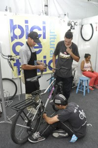 Oficina de bicicletas, consertos oferecidos durante o Projeto Viva - foto Rodrigo Juste Duarte.