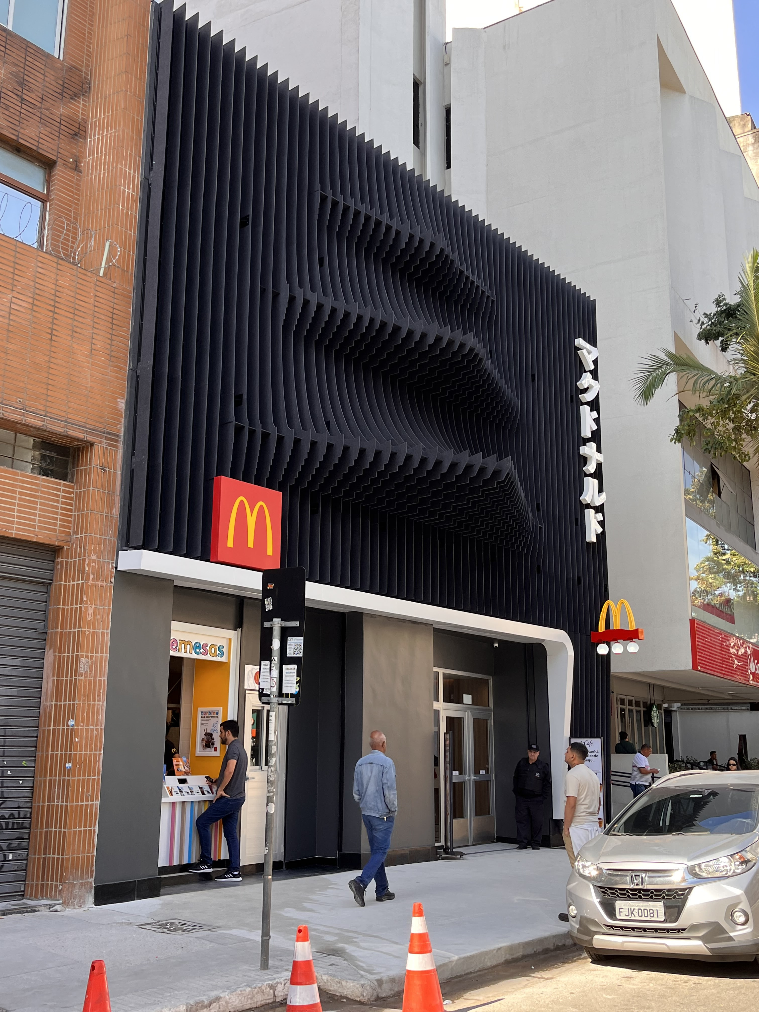 Além das questões de acústica, a fachada ventilada do Mc Donald’s, localizado no bairro da Liberdade (São Paulo), foi instalada com um sistema que permite que uma camada de ar passe entre a parede externa e a fachada. A solução promovida pela Trisoft promove uma ventilação natural que ajuda a regular a temperatura interna. Todos esses pontos positivos ganham ainda mais força quando aliados a revitalização e beleza do restaurante. | Foto: Divulgação Trisoft