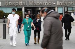 El personal sanitario de Madrid denuncia descoordinación y caos en la gestión de los hospitales ante una semana crítica