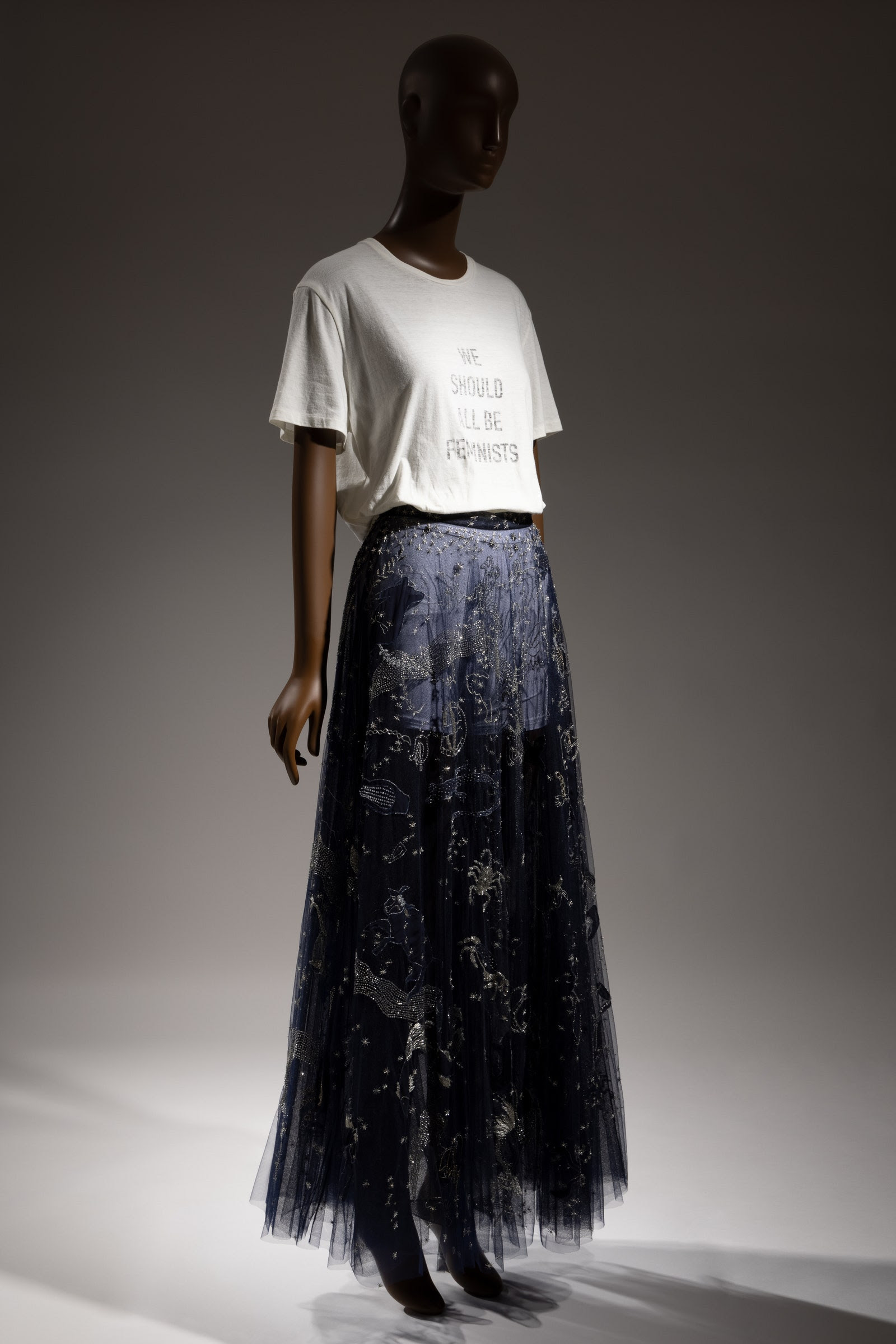 Camiseta blanca y falda de tul con hilos metalizados de Maria Grazia Chiuri para Dior .