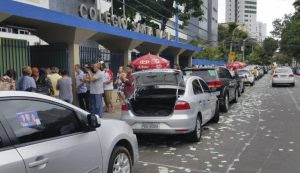 Eleitores fazem fila para votar no Recife: pleito despolitizado