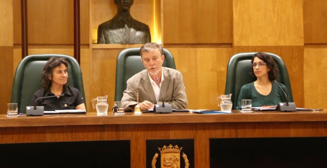 El alcalde de Zaragoza, Pedro Santisteve, entre Luisa Broto y Elena Giner. / ZARAGOZA.ES