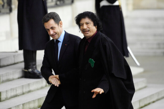 Nicolas Sarkozy et Mouammar Kadhafi, le 12 décembre 2007. © STEPHANE DE SAKUTIN/AFP