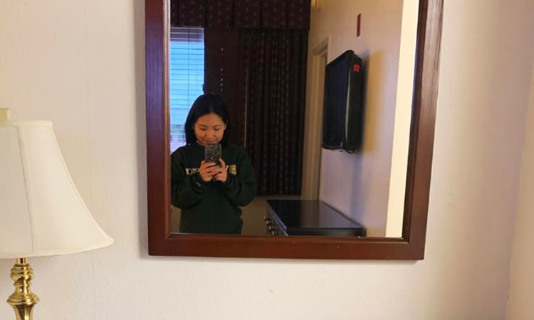 Blair Zong chụp ảnh tại phòng của cô ở khu cách ly trong căn cứ quân sự tại San Diego, California. Ảnh: NY Times.
