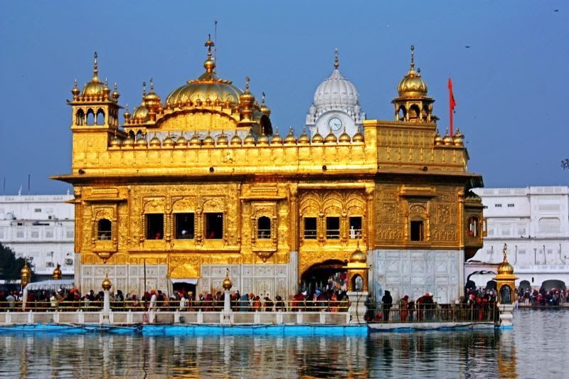 Đền Harmandir Sahib bên Hồ Tâm Linh.