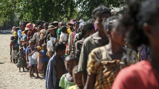 Comunidades que sofrem de desnutrição por causa da seca em Madagascar esperam ajuda, em setembro de 2011