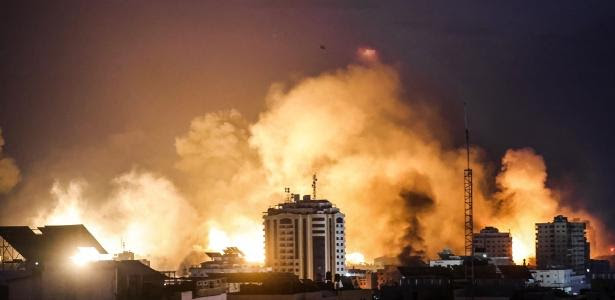 Fogo após ataques israelenses à Faixa de Gaza nesta segunda-feira (9)