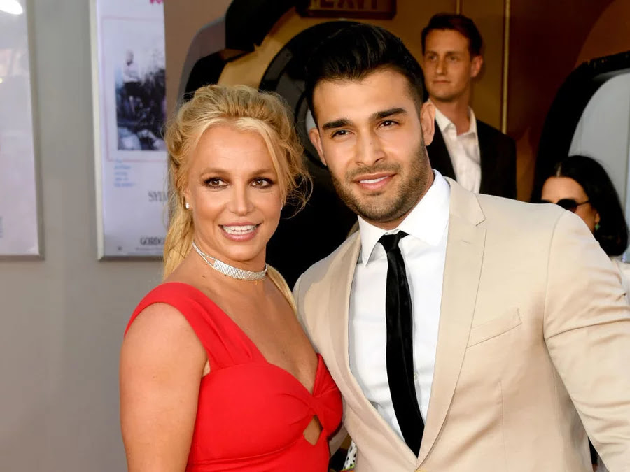 Britney's dad agrees to step down from her conservatorship