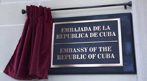La tarja en la fachada de la misión diplomática de Cuba. Foto: Ismael Francisco/ Cubadebate