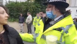 UK: Cop who screamed ‘Free Palestine’ won’t be fired despite rule against officers taking political positions