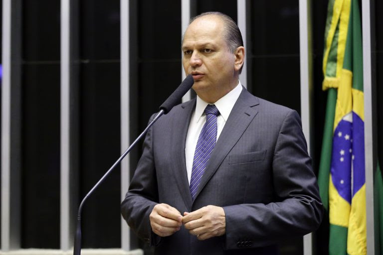 Deputado Ricardo Barros discursa no plenário