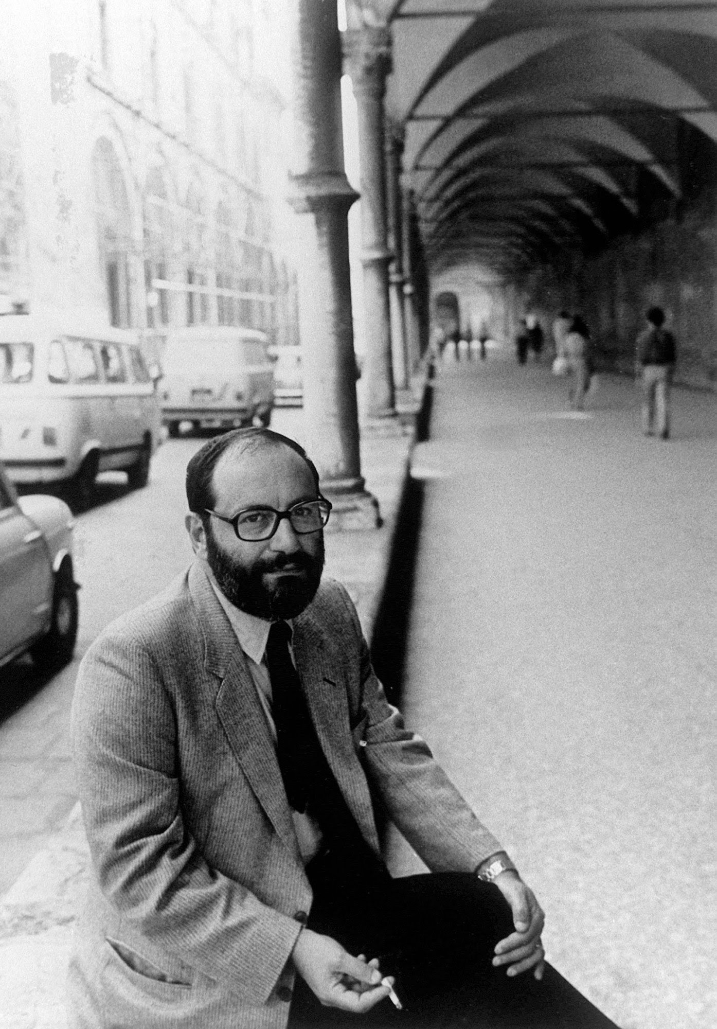 L'écrivain italien Umberto Eco, professeur à la faculté de philosophie et d'Arts de Bologne, pose le 30 septembre 1983 à Rome. (FILM) AFP PHOTO / AFP / - (Photo credit should read -/AFP/Getty Images)