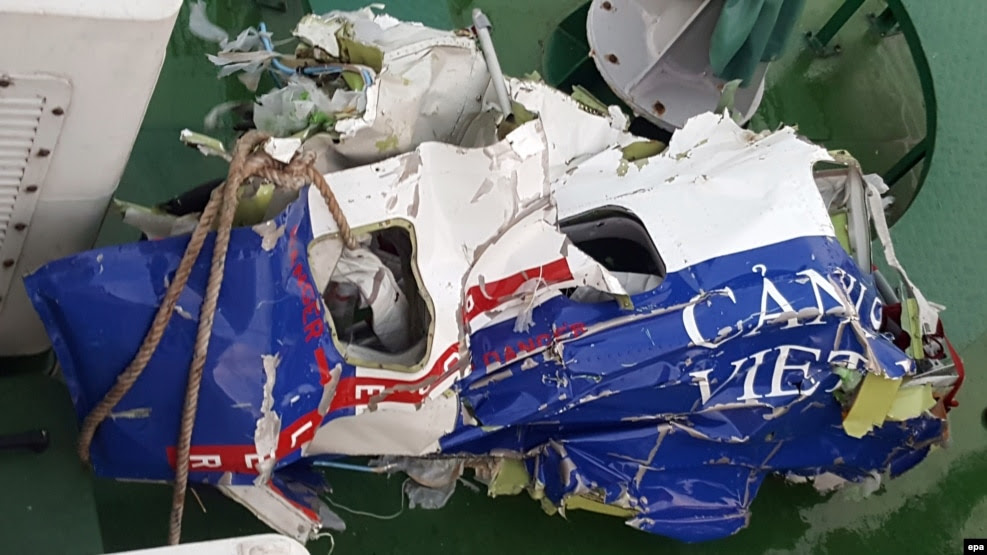 Mảnh vỡ rúm ró, biến dạng của chiếc máy bay tuần thám CASA 212 8983 của cảnh sát biển Việt Nam.