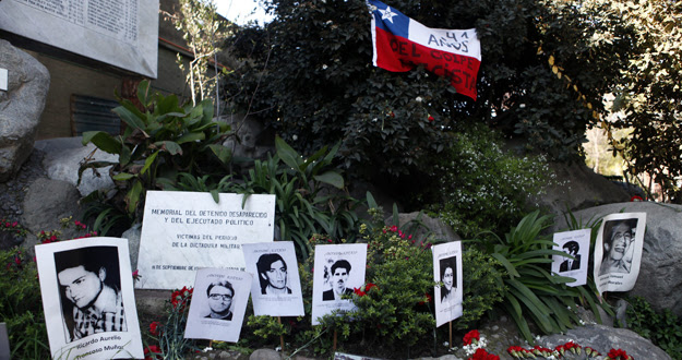 Fotografías de detenidos desaparecidos son ubicadas en el monumento a los desaparecidos en el 41º aniversario del golpe militar de 1973 en Chile. Fotografías de detenidos desaparecidos son ubicadas en el monumento a los desaparecidos en el 41º aniversario del golpe militar de 1973 en Chile.