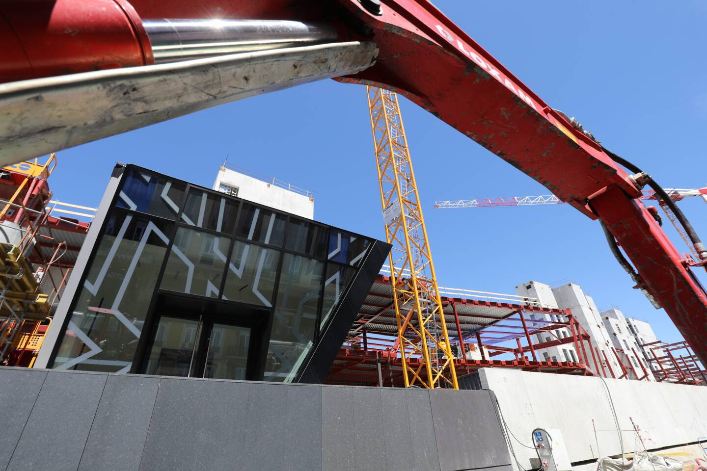 Visite du chantier Iconic, dans le quartier de la gare Thiers, dont la sérigraphie du verre a été choisie dans un ton gris très chic et résistant au soleil niçois.