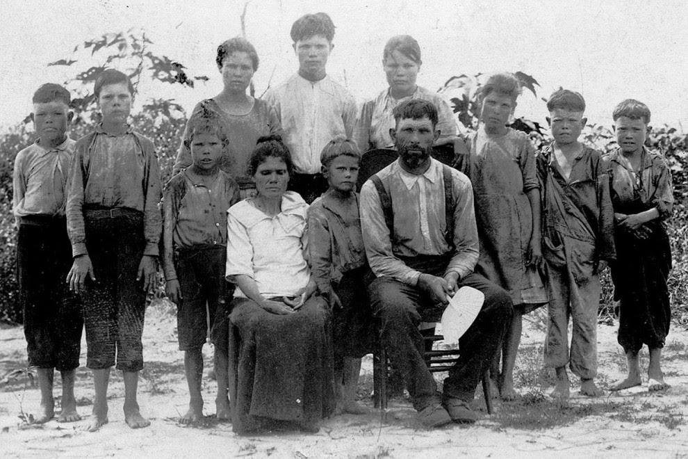 Una familia blanca de Alabama presentada en 1913 como "celebridades" porque habían escapado de los efectos debilitantes de la anquilostomiasis, endémica entre los blancos pobres del sur debido a las malas condiciones sanitarias y al fenómeno de "comer arc