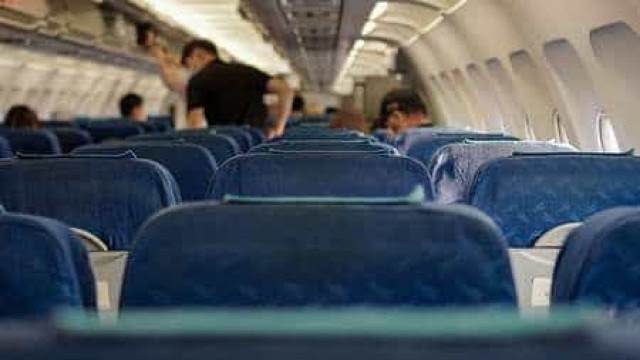 Justiça nega indenização a passageira impedida de beber vinho em voo
