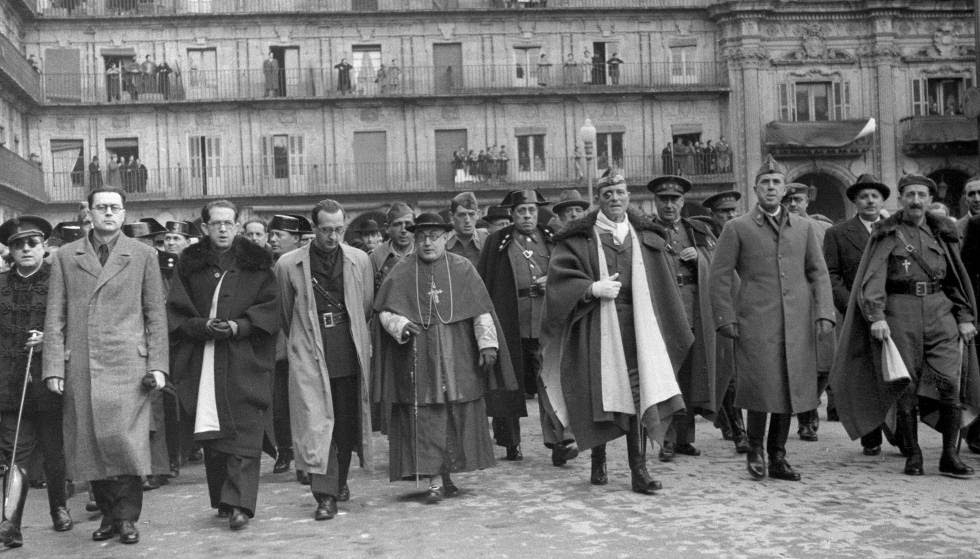 El cardenal Isidro Gomá, José Millán Astray (3d) y otras personalidades celebran la ocupación de Tarragona por Franco.
