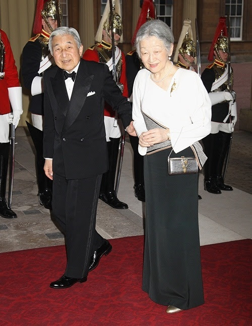 Phong cách thời trang đẳng cấp của hoàng hậu Nhật 82 tuổi
