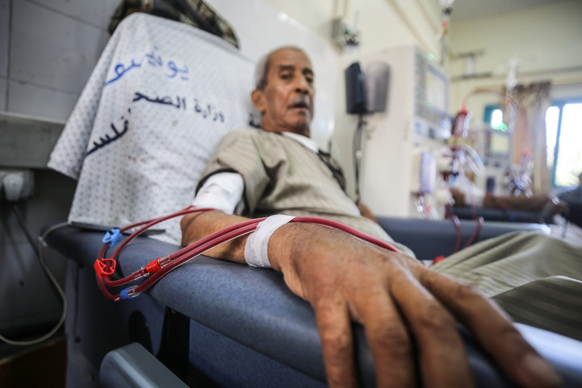 An elderly patient receive kidney dialysis treatment in Gaza on 20 August 2020 [Ali Jadallah/Anadolu Agency]