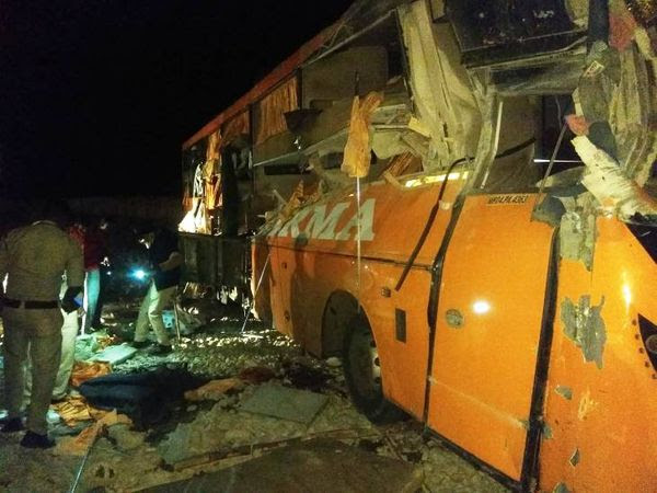 बस की खिड़कियों के कांच तोड़कर घायलों को निकाला गया।