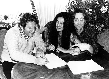 FILE - In this January 1977 file photo,Yoko Ono, center, and John Lennon, right, are shown with Allen Klein, president of ABKCO Industries Inc., and former Beatles manager. Former music manager Allen Klein, a no-holds-barred businessman who bulldozed his way into and out of deals with the Beatles and the Rolling Stones, has died, Saturday, July 4, 2009 in New York. (AP Photo, file) Original Filename: Obit_Allen_Klein_NY113.jpg