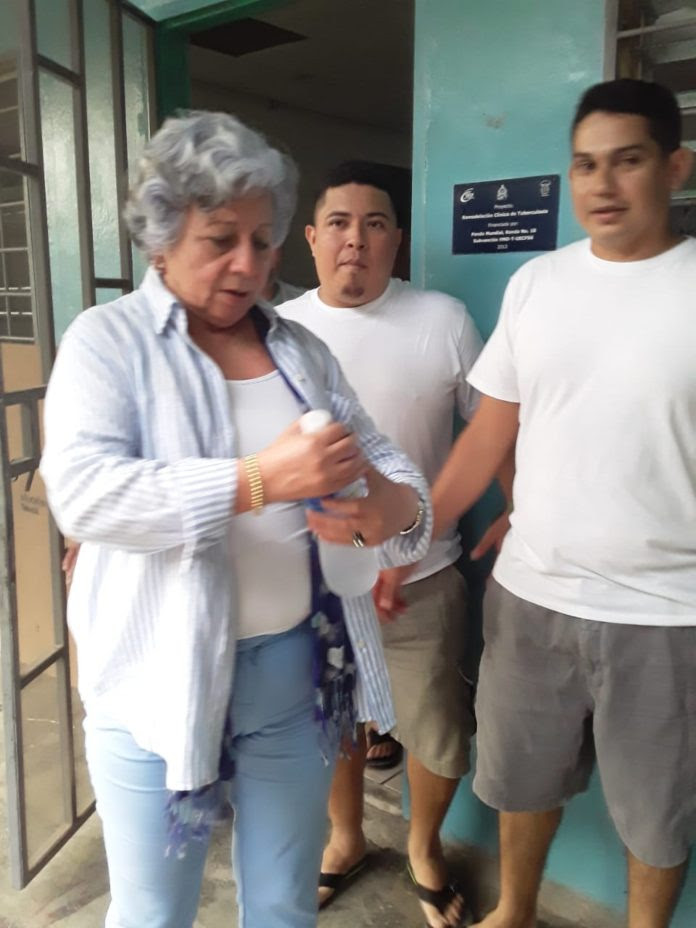 Bertha Oliva y dos de los ambientalistas