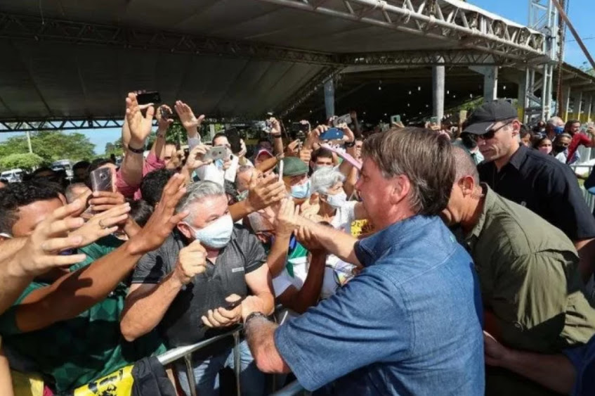 Ação do Titula Brasil em Açailândia teve aglomeração causada por Bolsonaro. (Foto: Isac Nóbrega/PR)