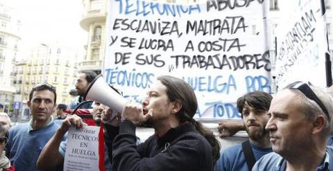 El líder de Podemos, Pablo Iglesias, durante una concentración de técnicos de la subcontrata de Telefónica que llevan 38 días de huelga frente a la sede de esta empresa en la Gran Vía de Madrid. / ALBERTO MARTÍN (EFE)