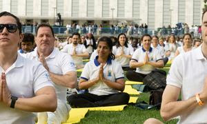 Participantes en un acto celebrado en la sede de la ONU en Nueva York con motivo del 9º Día Internacional del Yoga.