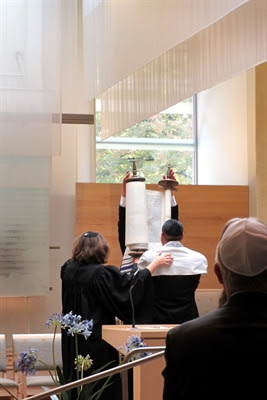 Rolling the Torah scroll
